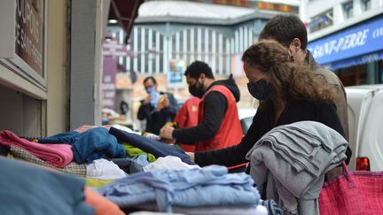 Au marché aux tissus de Saint-Pierre, au pied de la butte Montmartre, à Paris, les boutiques sont prises d'assaut pour la confection de masques de protection. (RADIO FRANCE / VICTOR VASSEUR)