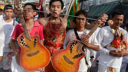 Outre la viande, les jeunes abstinents doivent &eacute;galement &eacute;viter de boire de l'alcool et d'avoir des relations sexuelles. (PORNCHAI KITTIWONGSAKUL / AFP)