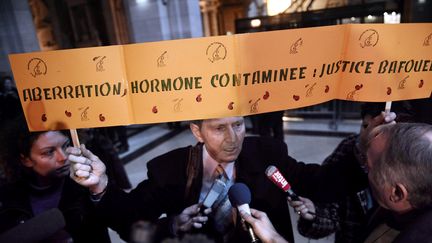 Un&nbsp;proche des victimes de l'hormone de croissance au&nbsp;tribunal correctionnel de Paris, le 14 janvier 2009.&nbsp; (OLIVIER LABAN-MATTEI / AFP)