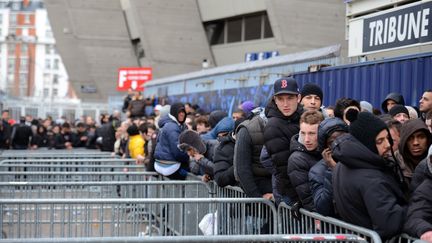 La file d'attente devant les guichets du Parc des Princes, &agrave; Paris, le 18 mars 2013, pour acheter des places pour&nbsp;le match PSG-Barcelone. (MARTIN BUREAU / AFP)