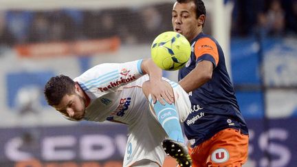  André-Pierre Gignac (Marseille) et Vitorino Hilton (Montpellier), le 19 janvier 2013, au stade Vélodrome. (ANNE-CHRISTINE POUJOULAT / AFP)