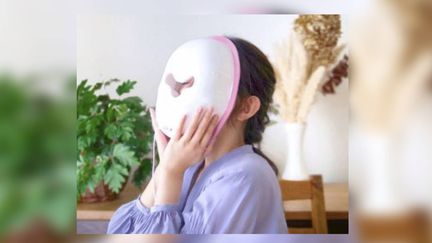 Un masque facial en plastique qui transmet des vibrations à la peau (CAPTURE D'ECRAN/ YASUHIRO SUZUKI)