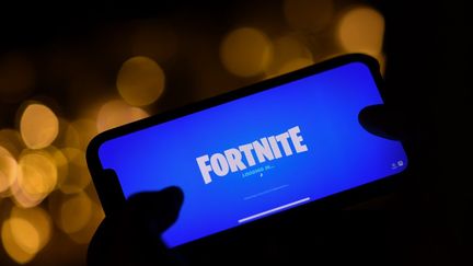 Un jouer de "Fortnite" sur son smartphone à Los Angeles (Californie), le 14 août 2020. (CHRIS DELMAS / AFP)