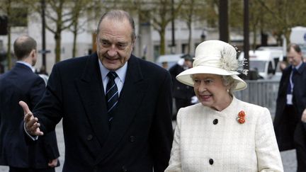 Le Président français Jacques Chirac reçoit la Reine Elizabeth II lors d'une cérémonie officielle sur les Champs Elysées à Paris, le 05 avril 2004. Photo d'illustration. (PHILIPPE WOJAZER / POOL)