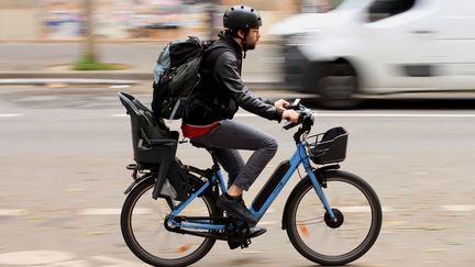 Un cycliste utilise un vélo électrique dans Paris. (AURÉLIEN ACCART / RADIO FRANCE)