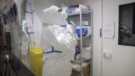 Le Centre national de référence (CNR)&nbsp;des virus des infections respiratoires à Paris, le 28 janvier 2020. Les équipes ont développé un test permettant de confirmer ou d'infirmer des "cas possibles" de coronavirus 2019-nCoV. (THOMAS SAMSON / AFP)