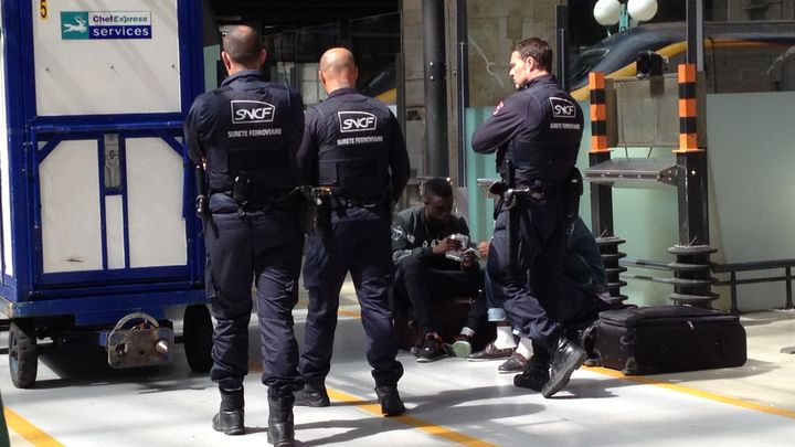 Des agents de la surveillance g&eacute;n&eacute;rale de la gare (Suge) en patrouille le 24 ao&ucirc;t 2015 &agrave; la gare du Nord (Paris). (ELISE LAMBERT / FRANCETV INFO)