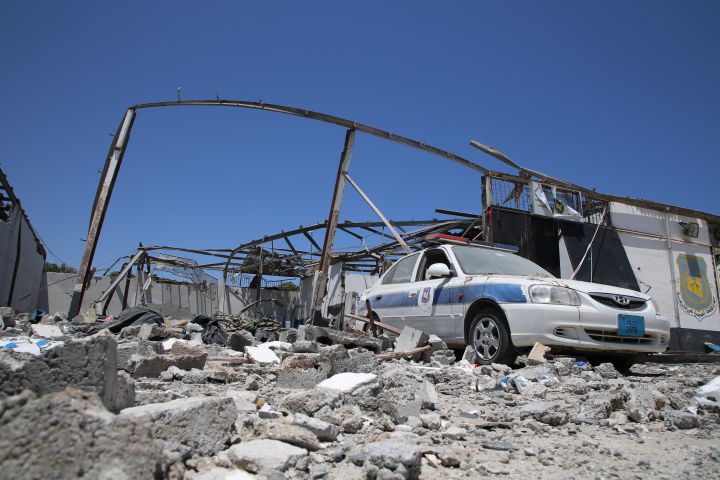 Au moins 44 migrants ont été tués et une centaine blessés dans un bombardement aérien contre leur centre de détention en Libye le 2 juillet 2019. (HAZEM TURKIA / ANADOLU AGENCY)