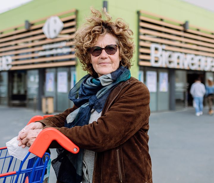 Cathy Pernaud fait ses courses dans un supermarché de Châteauneuf-les-Martigues (Bouches-du-Rhône), le 7 avril 2022. (PIERRE MOREL / FRANCEINFO)