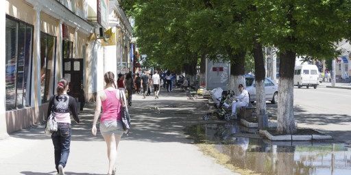 Tenues estivales dans la rue du 25 Octobre à Tiraspol, la capitale de Transnistrie. (ROBERT B. FISHMAN / DPA / DPA PICTURE-ALLIANCE/AFP)