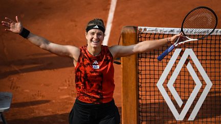 La Tchèque Karolina Muchova exulte après sa victoire contre la numéro 2 mondiale Aryna Sabalenka en demi-finale de Roland-Garros, le 8 juin 2023. (MATTHIEU MIRVILLE / AFP)