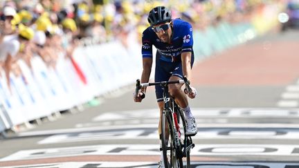 Thibaut Pinot passe la ligne d'arrivée en sixième position sur la douzième étape du Tour de France 2023, à Belleville-en-Beaujolais. (MARCO BERTORELLO / AFP)