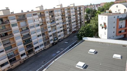 La victime a été défenestrée du 8e étage de cet immeuble de Colmar, le&nbsp;3 juin 2021. (VANESSA MEYER / MAXPPP)