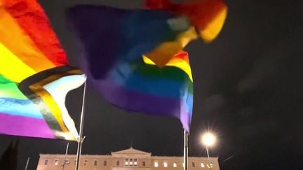 Le Parlement grec a légalisé le mariage et l'adoption pour les couples homosexuels jeudi 15 février. Il s'agit du premier pays dont la population est majoritairement orthodoxe à franchir le pas. (franceinfo)