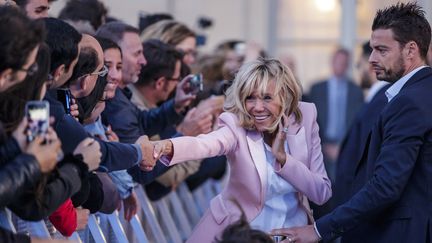 La Première Dame Brigitte Macron photographiée par des centaines de smartphones. (CHRISTOPHE PETIT TESSON / AFP)