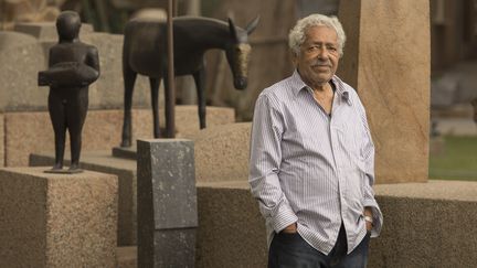 Une photo prise au Caire (Egypte) en 2014 du sculpteur égyptien Adam Henein, devant quelques unes de ses oeuvres. (BASSAM ALZOGBY / AFP)