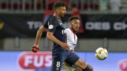 Le milieu de terrain lyonnais Corentin Tolisso et le joueur du PSG Thiago Motta, lors du Trophée des Champions à Klagenfurt en Autriche, le 6 août 2016.
 (SAMUEL KUBANI / AFP)