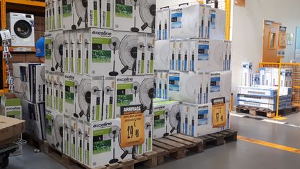 Les stocks de ventilateurs ont été pris d'assaut. (STÉPHANIE BERLU / RADIO FRANCE)