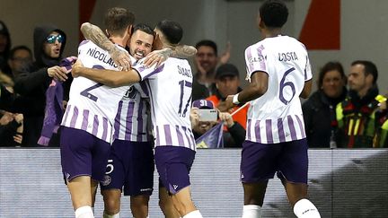 La joie des Toulousains après le premier but, inscrit par Aron Dönnum, contre Liverpool le 9 novembre 2023. (GUILLAUME HORCAJUELO / MAXPPP)