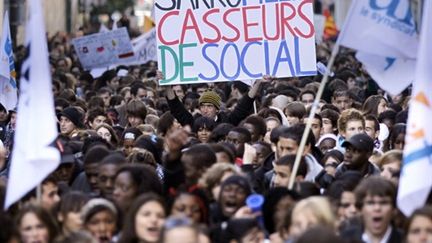 Des lycéens qui manifestaient à Paris, le 21 octobre 2010. (AFP PHOTO / PATRICK KOVARIK)