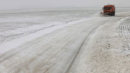 Une saleuse pr&egrave;s de Villers-Bocage (Calvados), le 11 mars 2013. (PASCAL ROSSIGNOL / REUTERS)