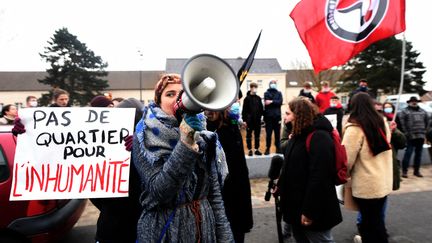 Des manifestants protestent contre la venue d'Eric Zemmour à Calais (Pas-de-Calais), le 19 janvier 2022. (FRANCOIS LO PRESTI / AFP)