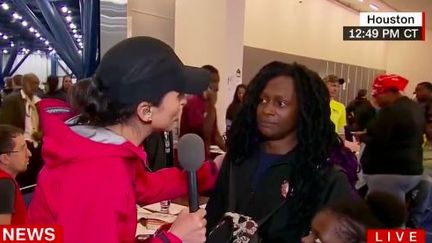 Le 29 août 2017, une mère sauvée après le passage de la tempête Harvey s'emporte devant la caméra de CNN (CNN / YOUTUBE)