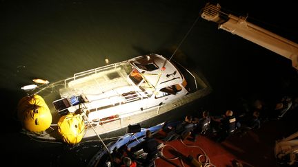 Un bateau de plaisance est rep&ecirc;ch&eacute;&nbsp;dans la Seine, le 14 septembre 2008, apr&egrave;s avoir &eacute;t&eacute; coul&eacute; par un bateau-mouche, &agrave; Paris. (MAXPPP)