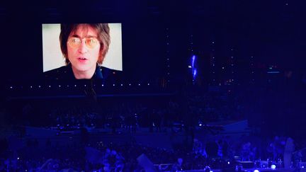 L'un des moments forts de cette c&eacute;r&eacute;monie, le d&eacute;funt John Lennon chantant "Imagine" sur &eacute;cran g&eacute;ant. (GABRIEL BOUYS / AFP)