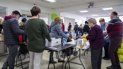 Une distribution de nourriture du Secours Populaire, le 9 novembre 2023, à Poitiers (Vienne). (JEAN-FRANCOIS FORT / HANS LUCAS / AFP)