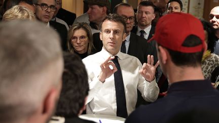 Emmanuel Macron a discuté pendant plus de deux heures avec des agriculteurs, au salon de l'agriculture à Paris le 24 février 2024 (CHRISTOPHE PETIT TESSON / POOL / EPA POOL)