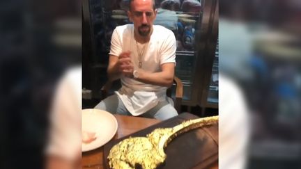 Franck Ribéry s'apprête à déguster une entrecôte recouverte d'or à&nbsp;Dubaï, le 3 janvier 2019.&nbsp; (INSTAGRAM / FRANCKRIBERY7)