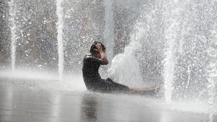 Un enfant joue dans une fontaine à Toulouse (Haute-Garonne), le 26 juin 2019.&nbsp; (ALAIN PITTON / NURPHOTO / AFP)