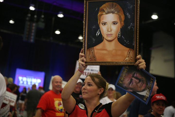 Une supportrice de Donald Trump brandit une peinture représentant sa fille, Ivanka, lors d'un meeting en Floride, jeudi 13 octobre 2016.&nbsp; (JOE RAEDLE / GETTY IMAGES NORTH AMERICA / AFP)