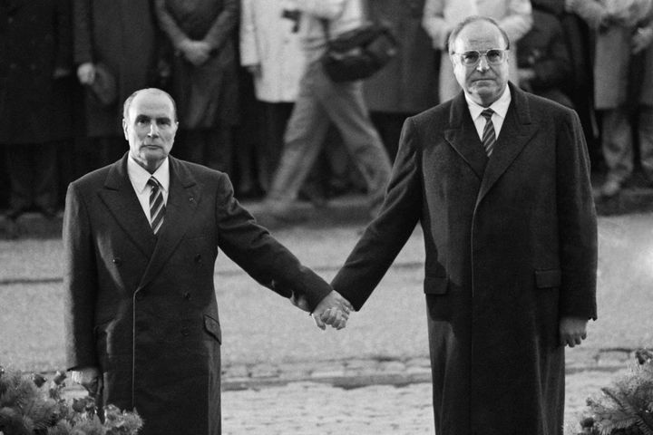 François Mitterrand tenant la main du Chancelier allemand Helmut Kohl au fort de Douaumont (Meuse), le 22 septembre 1984.&nbsp; (MARCEL MOCHET / AFP)