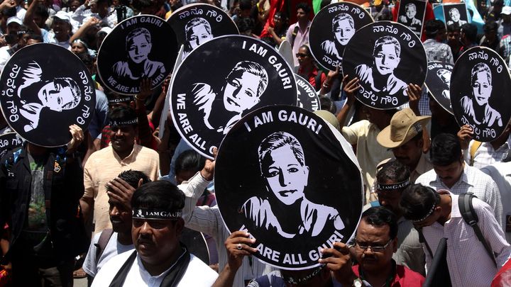 Des manifestants indiens condamnent l’assassinat de la journaliste Gauri Lankesh à Bangalore en Inde, le 12 septembre 2017. (JAGADEESH NV / EPA)