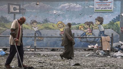 Des habitants de la bande de Gaza fuient les bombardements de l'armée israélienne, après l'attaque du Hamas le 7 octobre 2023. (MOHAMMED ABED / AFP)