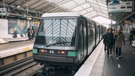 Ligne 6 du métro parisien. (BENOIT DURAND / HANS LUCAS)