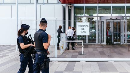 Devant le Tribunal de Grande Instance de Paris (TGI), où le procès des attentats de janvier 2015 a eu lieu, le 1er septembre 2020. Photo d'illustration. (MATHIEU MENARD / HANS LUCAS)