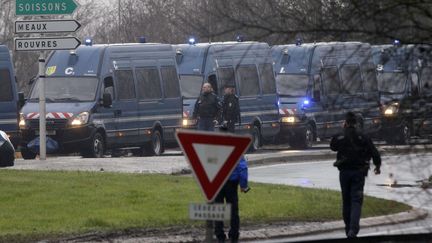 Les forces de l'ordre sont post&eacute;es &agrave; Dammartin-en-Go&euml;le (Seine-et-Marne), le 9 janvier 2015, pendant l'op&eacute;ration destin&eacute;e &agrave; interpeller les suspects de l'attaque du journal "Charlie Hebdo". (MICHEL SPINGLER / AP / SIPA)