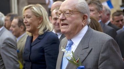 Jean-Marie et Marine Le Pen marchent côte à côte lors du traditionnel défilé du Front national, le 1er mai, à Paris. (AFP - Bertrand Langlois)