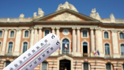 Un thermomètre devant la mairie de Toulouse (Haute-Garonne), le 15 juin 2022. (ALAIN PITTON / NURPHOTO / AFP)