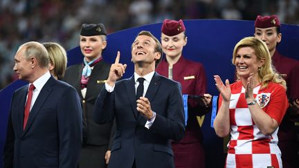 Emmanuel Macron (au c.) au coté du président russe Vladimir Poutine et la présidente russe&nbsp;Kolinda Grabar-Kitarovic, le 15 juillet 2018, à Moscou. (FRANCK FIFE / AFP)