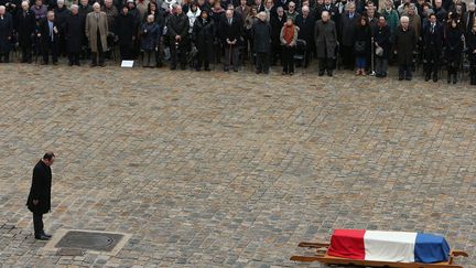 Le pr&eacute;sident fran&ccedil;ais Fran&ccedil;ois Hollande s'incline devant le cercueil de St&eacute;phane Hessel aux Invalides &agrave; Paris, le 7 mars 2013. (MAXPPP)