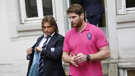 Les joueurs du Racing 92 Dimitri Szarzewski et du Stade Français Pascal Papé après la réunion de la Ligue nationale de rugby le 17 mars 2017. (ARNAUD JOURNOIS / MAXPPP)