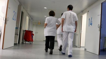 Des personnels soignants dans le service des urgences de l'h&ocirc;pital de Saint-Etienne (Loire), le 10 f&eacute;vrier 2009. (  MAXPPP)