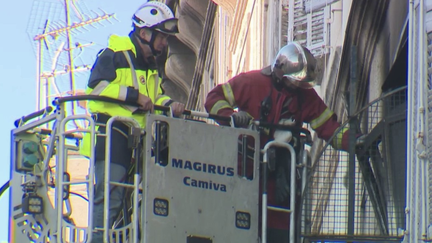 Au lendemain de l’incendie qui aurait provoqué une explosion dans le centre-ville de Marseille, les marins-pompiers sont toujours à pied d’oeuvre dans le 6ème arrondissement de la cité phocéenne. Neuf personnes ont été évacuées. (france 2)