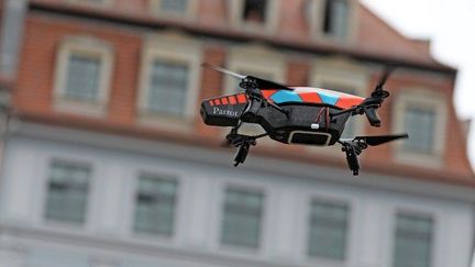 Le drone, envoyé par le Parti pirate allemand, le 16 septembre 2013 à Dresde, en plein meeting électoral d'Angela Merkel qui brigue un troisième mandat aux Législatives. (Jan Woitas / DPA / dpa Picture-Alliance/AFP)