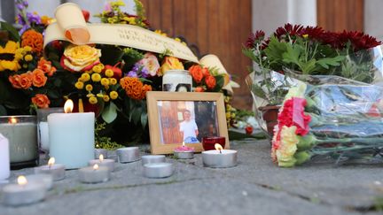 Des bougies, des fleurs, et une photo de Vincent Loquès, devant la basilique Notre-Dame de Nice le 30 octobre 2020. (VALERY HACHE / AFP)