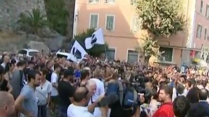 Capture d'écran montrant le rassemblement de soutien aux habitants de Sisco (Haute-Corse) devant le tribunal correctionnel de Bastia, le 18 août 2016 (FRANCE 3)